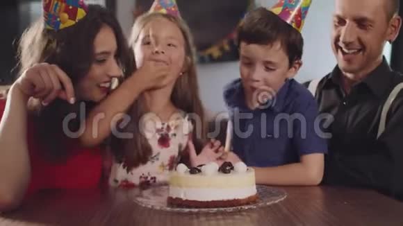 这个男孩咬了一个生日蛋糕视频的预览图