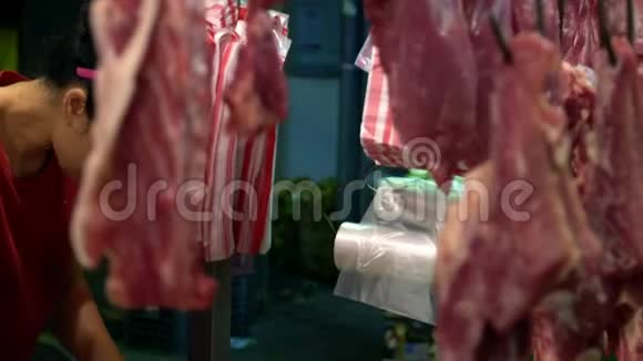 猪肉店老板在木板上用刀切生肾慢动手视频的预览图