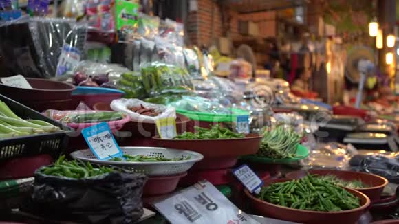 4K小贩在韩国釜山出售青椒和蔬菜视频的预览图