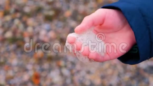 海泡泡在男孩手里海边的冬天视频的预览图