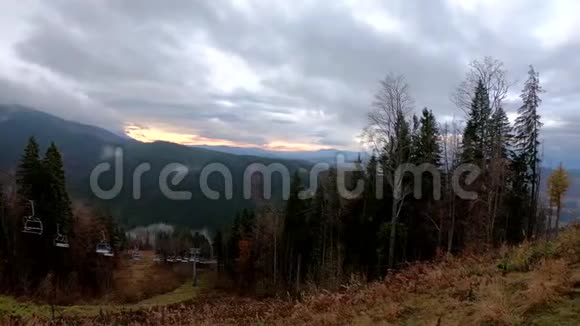 喀尔巴阡山景观视频镜头雨中雾视频的预览图