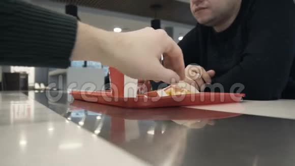 两个饥肠辘辘的家伙在快餐店吃炸薯条视频的预览图