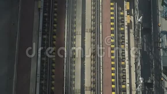 4火车的鸟瞰图穿越东京铁路列车离港站视频的预览图