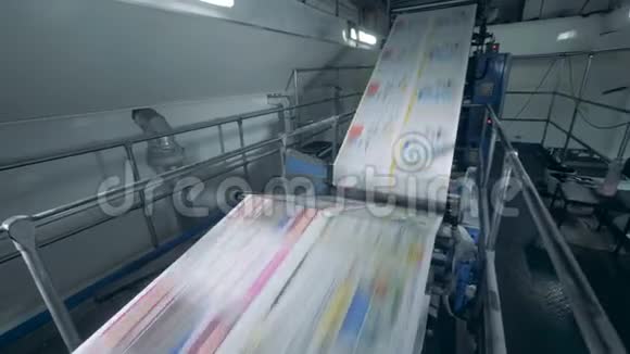彩色报纸在印刷输送机上移动现代技术视频的预览图