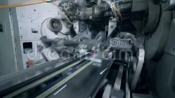 工厂机器在传送带上推动印刷书籍视频的预览图