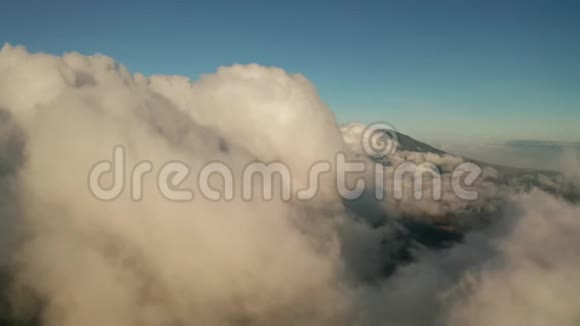 日出时在伊根火山和湖泊附近用云层覆盖着美丽的山景视频的预览图