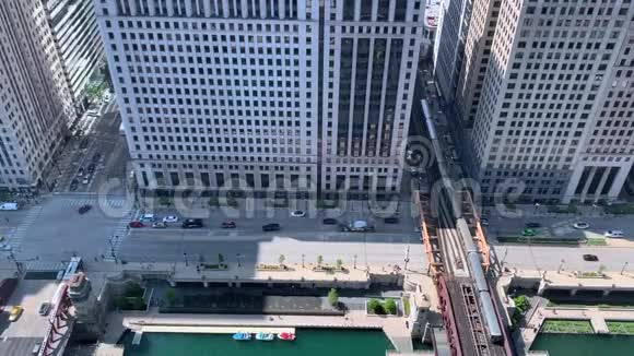 沃克大道上的交通停靠在芝加哥河上的船只和火车穿过威尔斯街的EL轨道视频的预览图