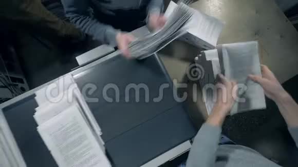印刷工人在传送带上堆纸现代技术视频的预览图