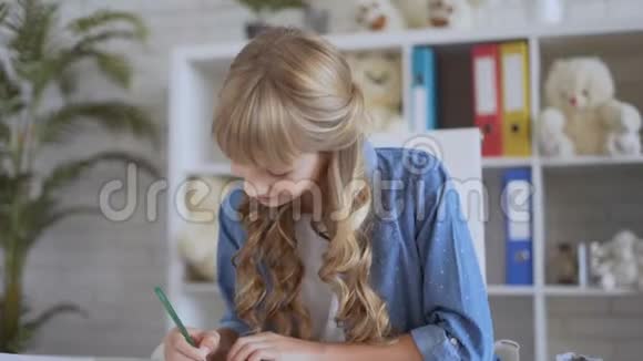 可爱的女孩用4K彩色毛毡尖笔画画视频的预览图