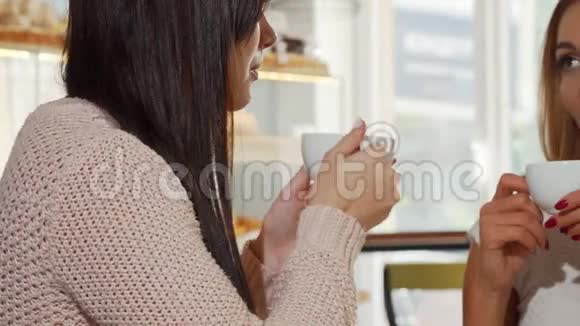 快乐的女性朋友在舒适的面包店喝杯咖啡视频的预览图