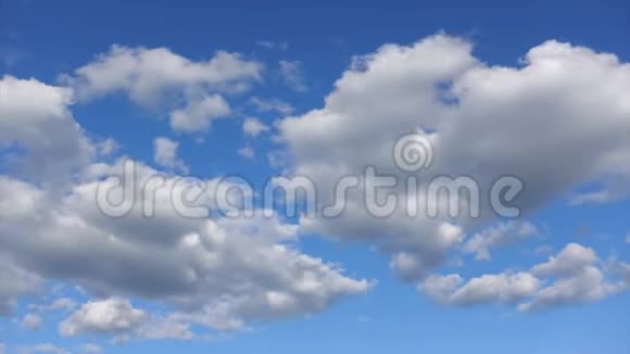 时光流逝蓝天上美丽的云彩天堂里大自然的白色和蓝色视频的预览图