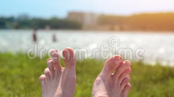 日落海滩上人腿的第一人称视角旅行概念旅游业假期景观视频的预览图