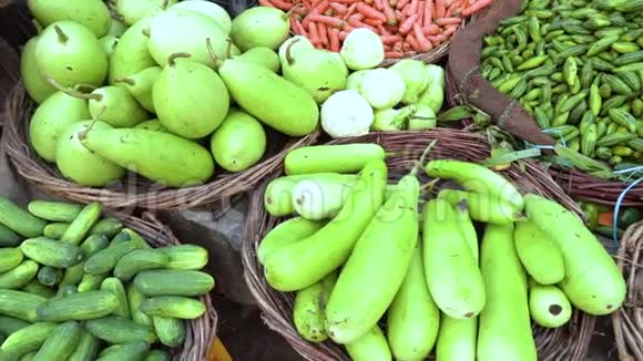 印度瓦拉纳西传统亚洲食品市场多种多样的健康新鲜有机蔬菜4k视频视频的预览图