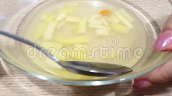 女人吃透明盘子里的汤视频的预览图