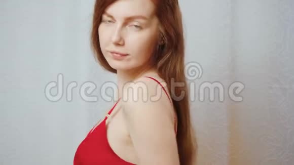 穿着红色丝绸睡衣的金质美女视频的预览图
