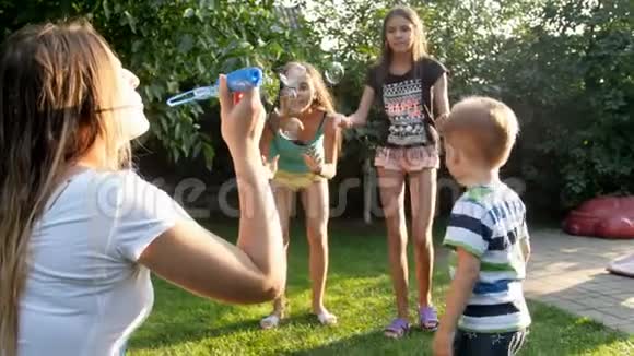 4k慢镜头带着孩子在公园玩肥皂泡视频的预览图