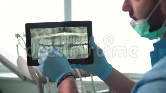 牙医在平板上显示X光视频的预览图