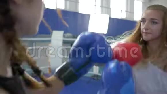 拳击运动中的女性戴着手套在健身房锻炼和拳击视频的预览图