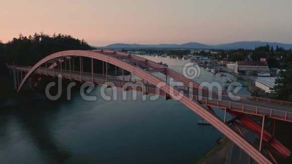 彩虹桥和瑞士海峡的鸟瞰图视频的预览图