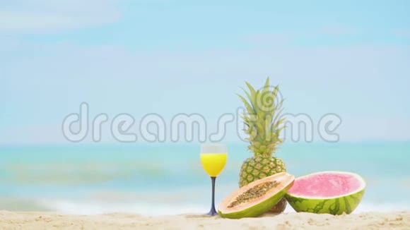 海洋背景上的水果海滩上的美丽水果鸡尾酒饮料视频的预览图