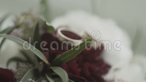 室内的新娘花束新娘花束相机移动视频的预览图