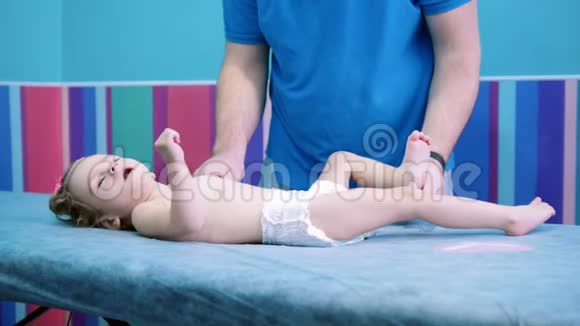 医疗中心患有脑瘫障碍的婴儿的职业做腿部体育锻炼视频的预览图