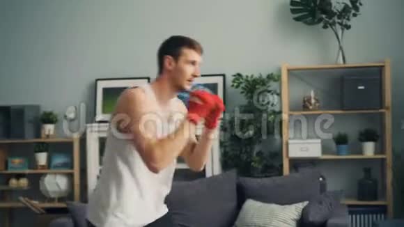 职业男拳击手包腕双手在家训练视频的预览图