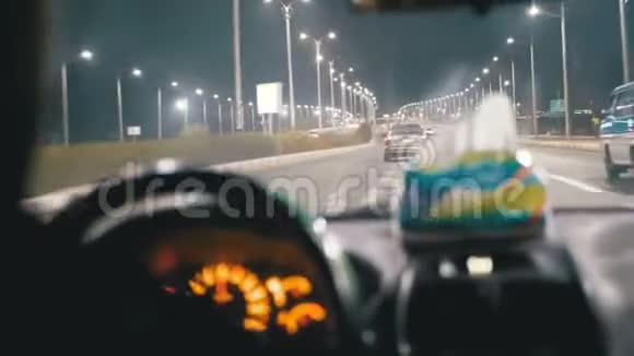 在埃及的一个夜间度假城市里一辆出租车内的方向盘的视野视频的预览图
