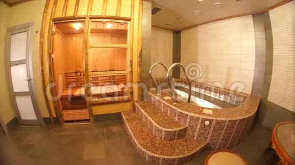 日本桑拿浴室的内部视频的预览图