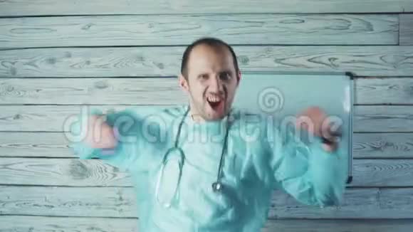 快乐的白人男性医生留着轻胡子在他的诊所跳舞视频的预览图