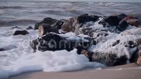 风把黑色花岗石的波浪吹入大海视频的预览图