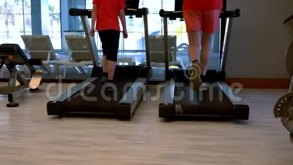 两个人在跑步机上锻炼视频的预览图