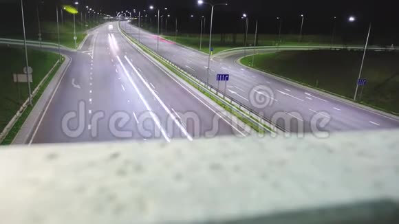 公路上的交通视频的预览图