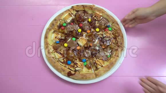 五只手拿五片披萨和融化的巧克力视频的预览图