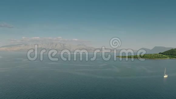 希腊爱奥尼亚海多山岛屿的鸟瞰图视频的预览图