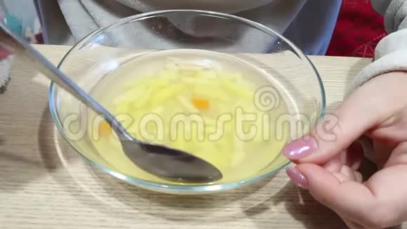 女人吃透明盘子里的汤视频的预览图