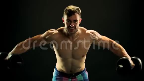 肌肉运动员用哑铃锻炼身体视频的预览图