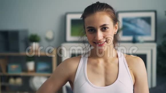 慢镜头描绘美丽的运动女孩看着相机微笑视频的预览图