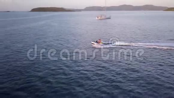 两名游泳运动员在热带岛屿上驾驶摇摆不定阳光明媚视频的预览图