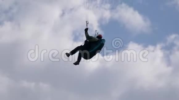 滑翔伞登陆树多云视频的预览图