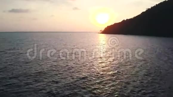 美丽的日落有一个岛屿和船的轮廓在奥特雷斯柬埔寨视频的预览图