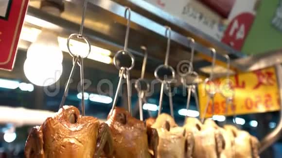 K4传统市场鸡肉摊主的特写视频的预览图