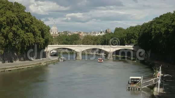 意大利罗马泰伯河上一座桥的下午景色视频的预览图