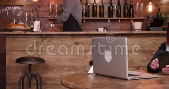 女商人一边喝咖啡一边打视频电话视频的预览图