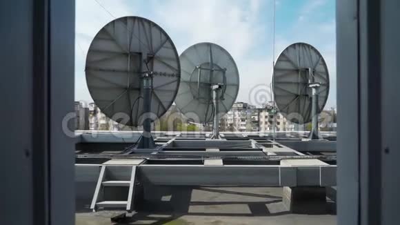 建筑物屋顶上的工业卫星天线视频的预览图