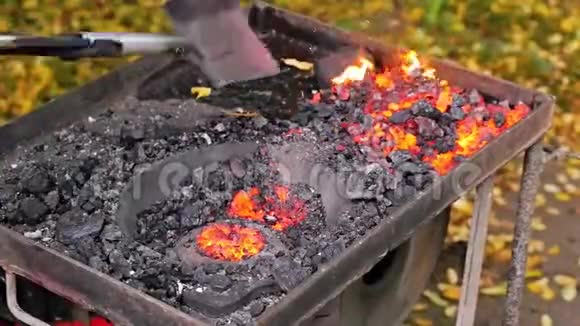 带燃烧煤的铁匠便携炉金属锻造工具视频的预览图
