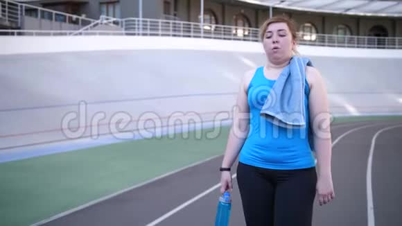 疲惫的超重女人在锻炼后散步视频的预览图