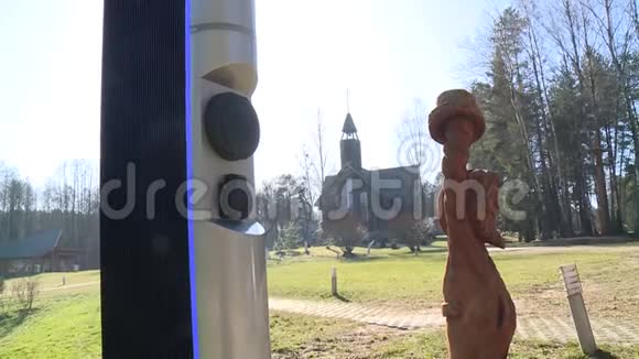 电动汽车充电站插座背景木质教堂建筑视频的预览图