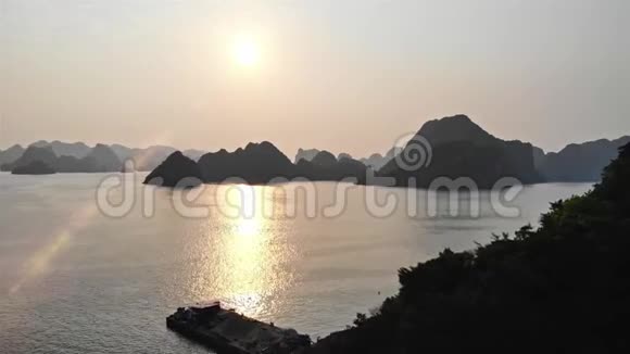 非常好的哈龙湾越南亚洲旅游镜头完成太阳耀斑射击视频的预览图
