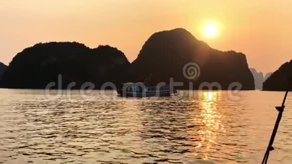 船在海龙湾巡航哈龙湾美国最著名的旅游目的地在越南亚洲太阳耀斑视频的预览图
